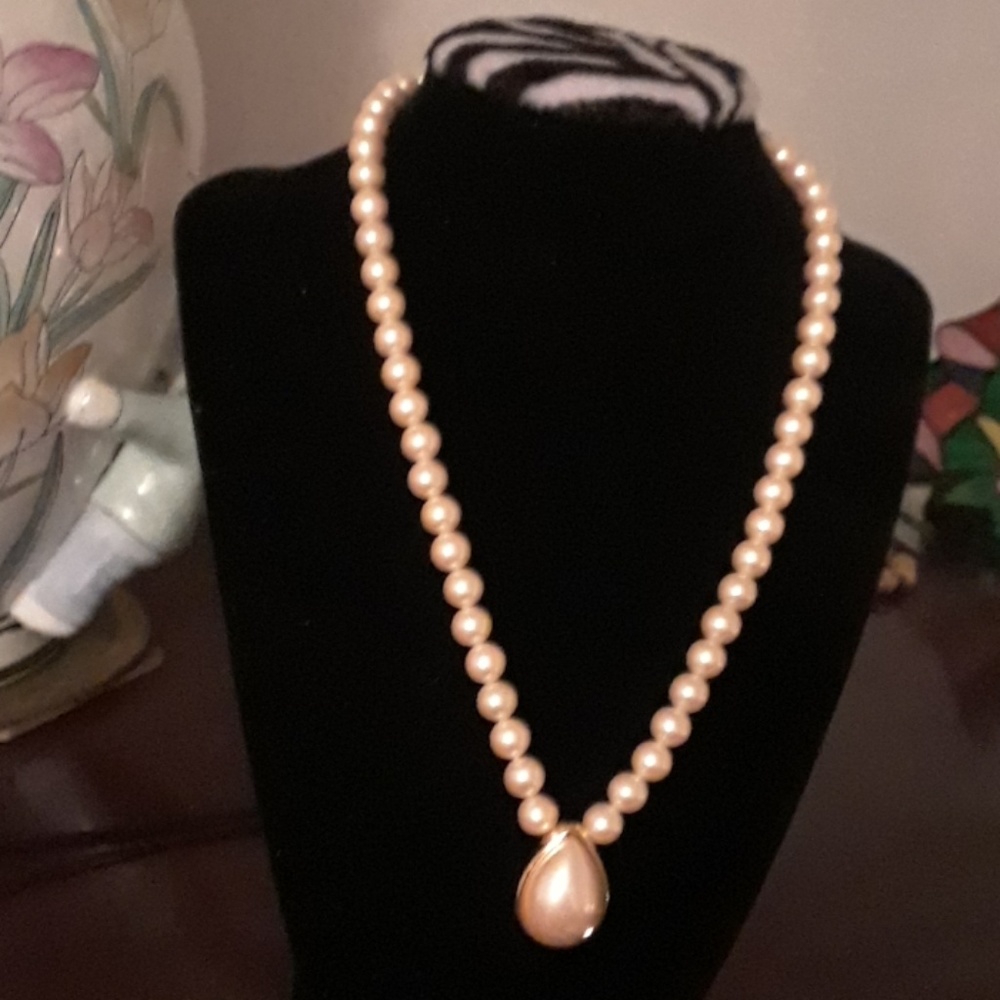 Vintage  Monet pearl necklace